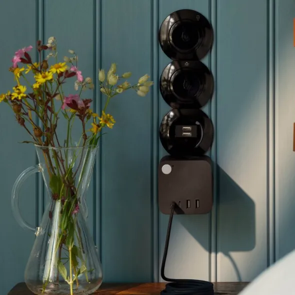 Ampie grenuttag med USB-A & USB-C svart