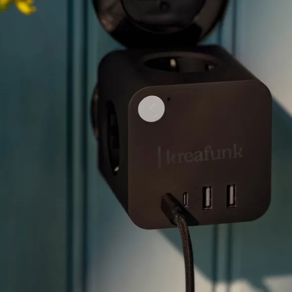Ampie grenuttag med USB-A & USB-C svart