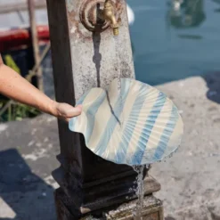 Armona serveringsfat 32 cm randig ljusblå/vit