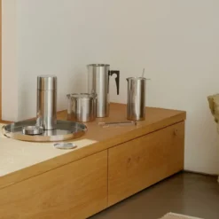 Arne Jacobsen serveringsbricka 33,5 cm stål