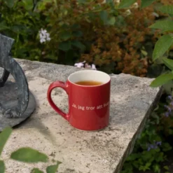 Astrid Lindgren Mugg Ja, jag tror att livets innersta… Röd
