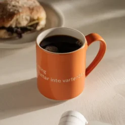 Astrid Lindgren Mugg Orange Det är ingen ordning