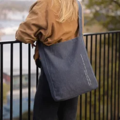 Astrid Lindgren tygkasse 40x31 cm Livet är en sak man måste... blå