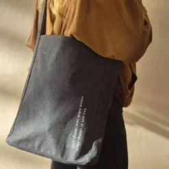 Astrid Lindgren tygkasse 40x31 cm Den som är väldigt stark... svart