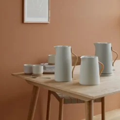 Danish Modern Emma Termoskanna Te 1 L Soft Sand