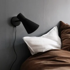 DL12 vägglampa 20 cm svart
