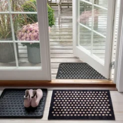 Dot golvmatta 40x60 cm svart/sand