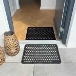 Dot golvmatta 40x60 cm svart/sand