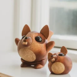 Egon ekorre träfigur 10 cm mahogny/gummiträ