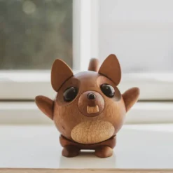 Egon ekorre träfigur 10 cm mahogny/gummiträ