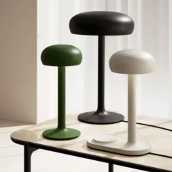 Emendo lampa med trådlös Qi-laddare 29 cm emerald