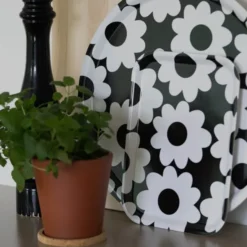 Flora serveringsbricka 38x38 cm svart/vit