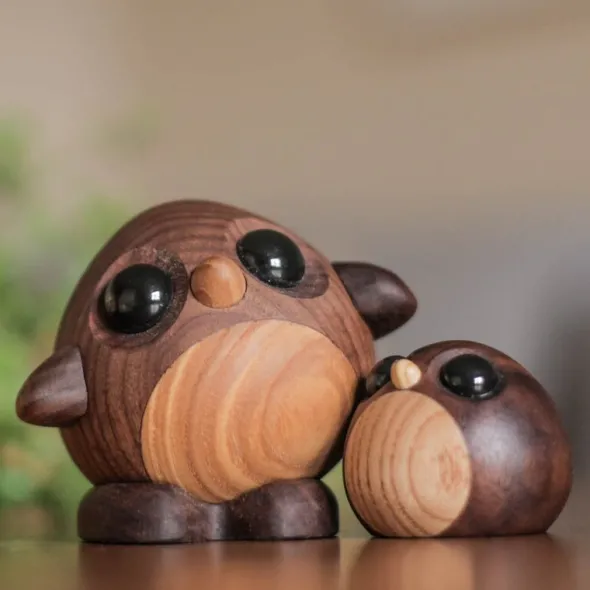 Freddy pingvinunge träfigur 5 cm valnöt/ask