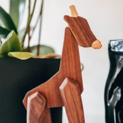 Giraff träfigur 23 cm valnöt/ask