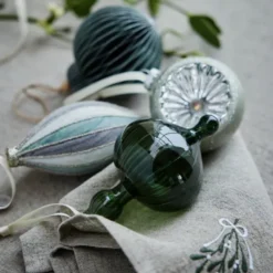 Glosille ornament julkula 14,5 cm grön