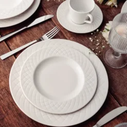 Ingrid tallriksset 12 delar tre olika storlekar vit