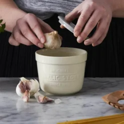 Innovative Kitchen vitlöksgömma med rivlock creme