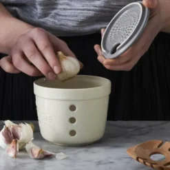 Innovative Kitchen vitlöksgömma med rivlock creme
