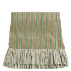 Jaipur Stripe duk med volang 165x245 cm grön
