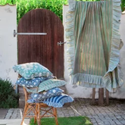 Jaipur Stripe duk med volang 165x245 cm grön