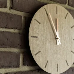 Light Oak väggklocka 28 cm ljus ek med guldvisare