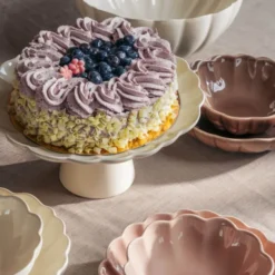 Lotus tårtfat på fot 27 cm creme