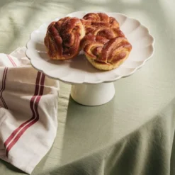 Lotus tårtfat på fot 27 cm creme
