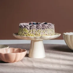 Lotus tårtfat på fot 27 cm creme