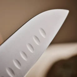 Master santokukniv med luftfickor 18 cm svart