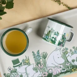 Mumin emaljmugg 37 cl i trädgården vit