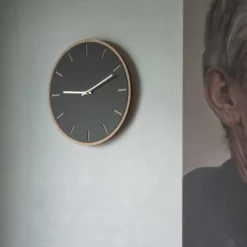 Nero väggklocka 28 cm svart med kopparvisare