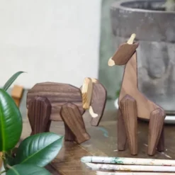 Pappa elefant träfigur 16 cm valnöt/ask