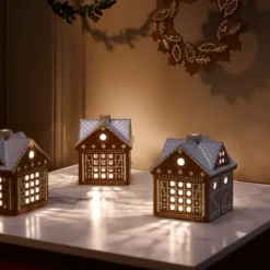 Pepparkakshus ljuslykta julstall 11,5 cm brun