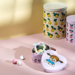 Pippi plåtburk hjärtformad 10 cm frukter/rosa