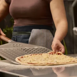 Pizzaspade perforerad 30 cm valnöt