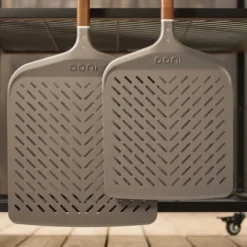 Pizzaspade perforerad 30 cm valnöt