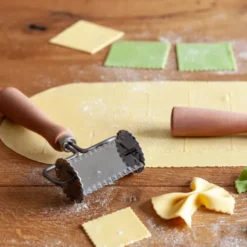 Rektangulär pastaskärare tandad 6 cm rostfritt stål/trä