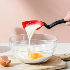 Silikonsked med vinklat skaft 28 cm röd