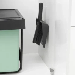 Sinkside sopborste med skyffel mörkgrå