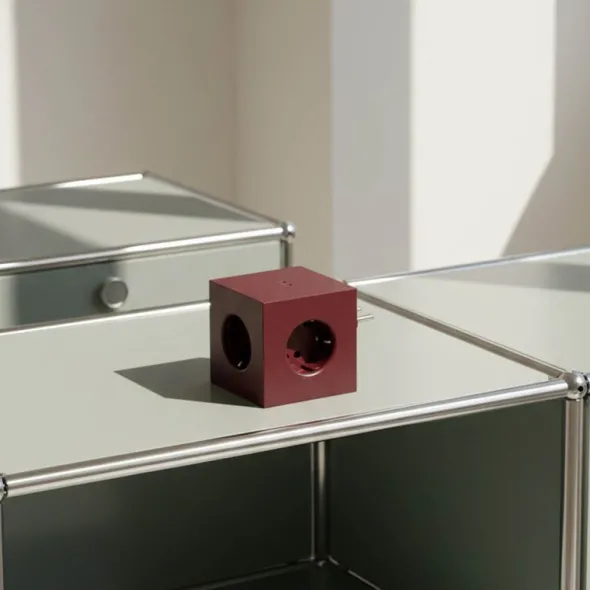 Square 2 Bauhaus Archiv USB-C 30W Mulberry Red