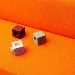 Square 2 Bauhaus Archiv USB-C 30W Mulberry Red