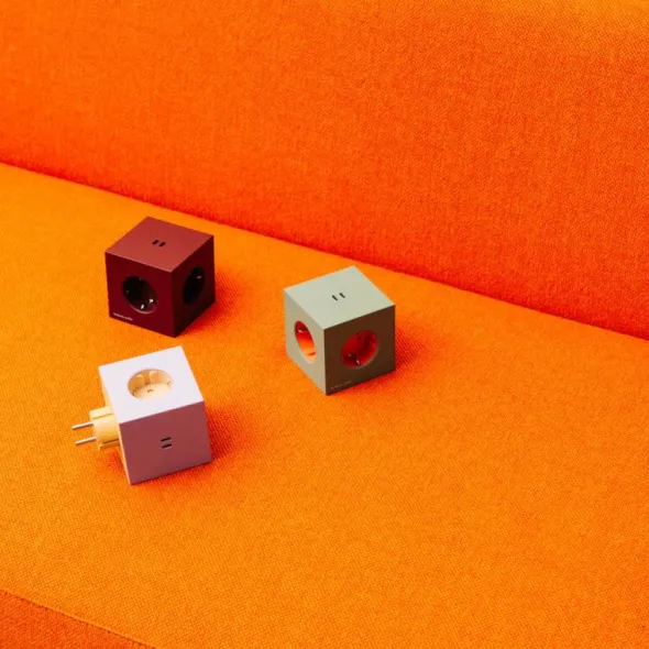 Square 2 Bauhaus Archiv USB-C 30W Mulberry Red