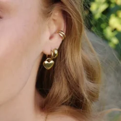Steel - Essentials hoops örhängen med hjärta 17 mm guld