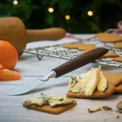 Träskaft knivset med ost- och smörkniv valnöt
