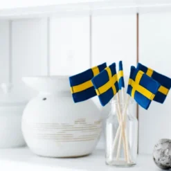 Tårtflagga i äkta flaggduk 13 cm 5-pack svenska flaggan