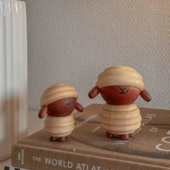 Ulla får träfigur 8 cm lönn/sapele