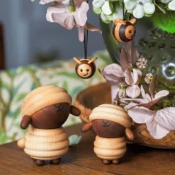 Ulla får träfigur 8 cm lönn/sapele