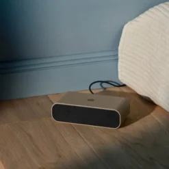Wakie väckarklocka med Wake-up light och Qi 16x8x4,5 cm ivory sand