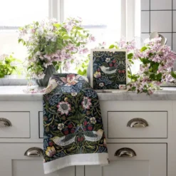 William Morris set kökshandduk & disktrasa Strawberry thief