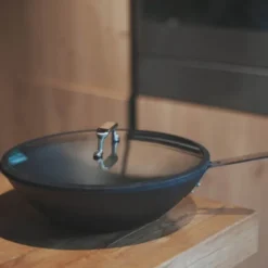 Wokpanna med glaslock 31 cm kolstål